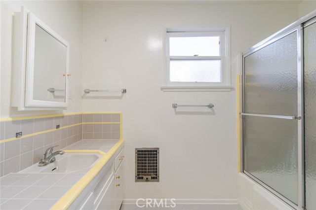 Detail Gallery Image 13 of 27 For 1305 E Glenoaks Bld #D,  Glendale,  CA 91206 - 1 Beds | 1 Baths
