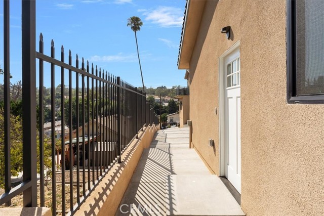 3722 Lomitas Drive, Los Angeles CA: https://media.crmls.org/medias/de4f1e4d-3cce-4258-8ed7-2fafe27540ce.jpg