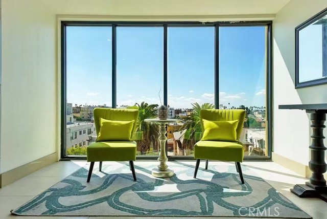 Detail Gallery Image 4 of 7 For 2939 Leeward #212,  Los Angeles,  CA 90005 - 3 Beds | 3 Baths