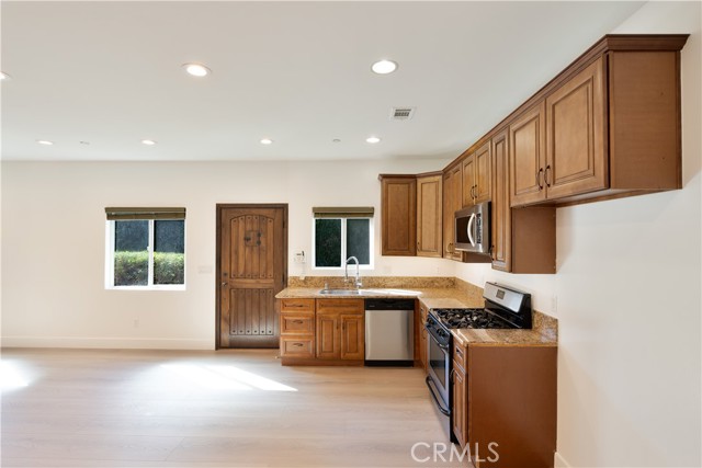Detail Gallery Image 6 of 27 For 19617 Oxnard St, Tarzana,  CA 91356 - 3 Beds | 2 Baths