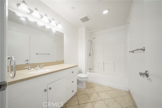 13941 Sherman Way, Van Nuys CA: https://media.crmls.org/medias/de51fda1-aee5-4dff-ab1d-131bde28199e.jpg