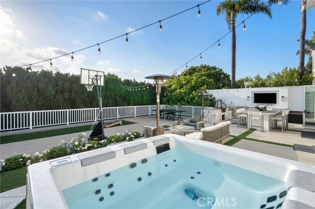 Detail Gallery Image 29 of 39 For 5 Hillsborough, Newport Beach,  CA 92660 - 4 Beds | 4/1 Baths