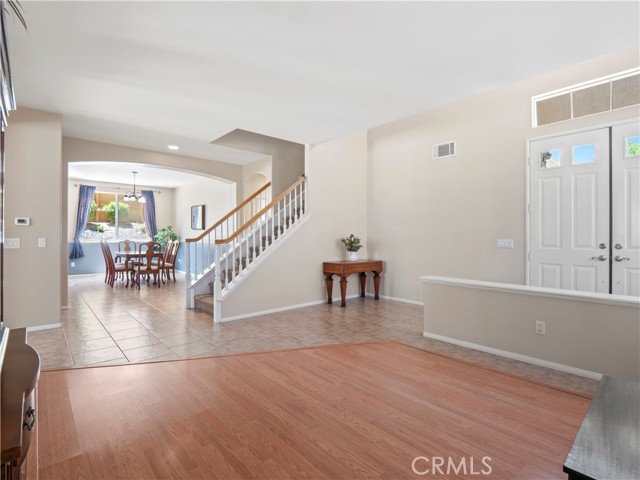 Detail Gallery Image 2 of 40 For 26332 Oakdale Canyon Ln, Canyon Country,  CA 91387 - 5 Beds | 3 Baths
