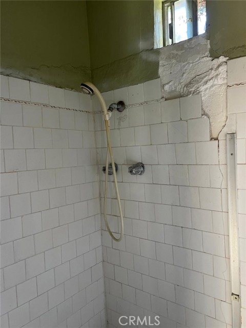 9312 Garden View Avenue, South Gate CA: https://media.crmls.org/medias/de53d1d9-1d9b-4a4a-a77d-5a1e3d74de58.jpg