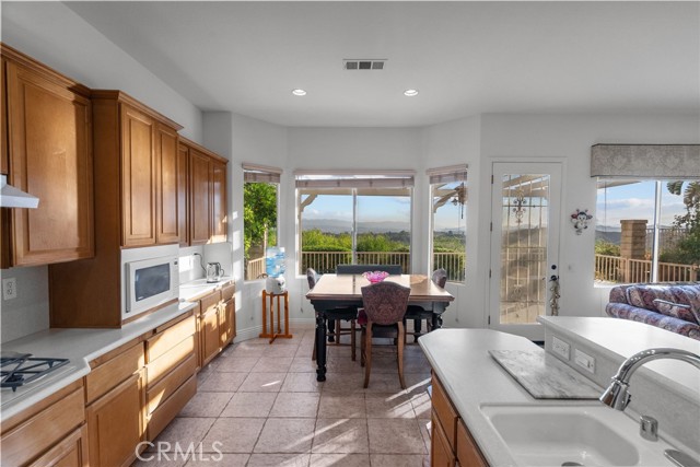 22440 Skylake Place, Saugus CA: https://media.crmls.org/medias/de540355-4854-4d07-b568-2ea2bb0ffd90.jpg