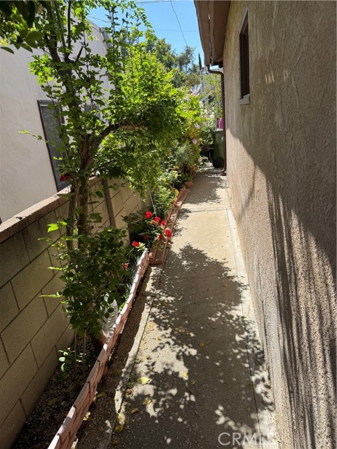 5081 Glen Iris Avenue, Los Angeles CA: https://media.crmls.org/medias/de541c41-8756-480c-9f24-e633ce50b2c7.jpg