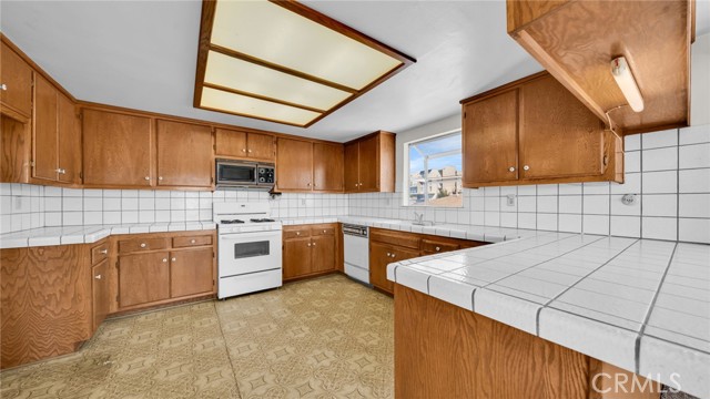 824 W 6th Street, San Pedro CA: https://media.crmls.org/medias/de546b25-e4d3-47c1-95df-2a9e9845ebe1.jpg
