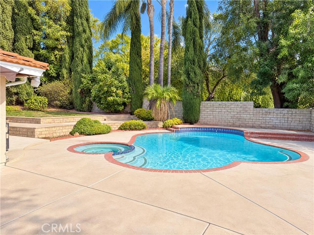 1042 Whispering Oaks photo 4