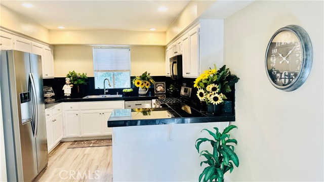 Detail Gallery Image 17 of 45 For 18336 1/2 Keswick St, Reseda,  CA 91335 - 4 Beds | 3/1 Baths