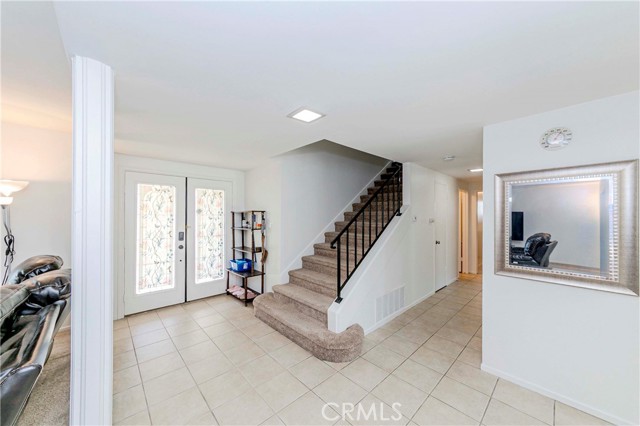 2401 El Portal Way, Oxnard CA: https://media.crmls.org/medias/de5b013a-129d-4fca-81fa-b23b639be2a0.jpg