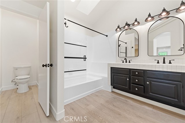 1 Overture Lane, Aliso Viejo CA: https://media.crmls.org/medias/de5f48b6-ff9b-46e0-aed1-ca47615513cf.jpg