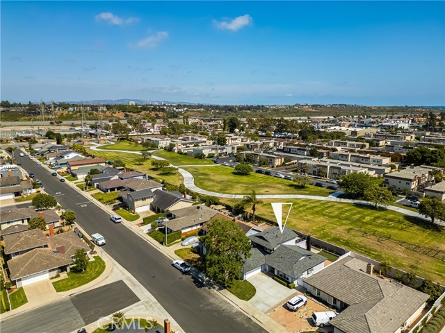 9802 Effingham Drive, Huntington Beach CA: https://media.crmls.org/medias/de5f5941-cb78-4c3c-a7b6-3d56c2c873fe.jpg