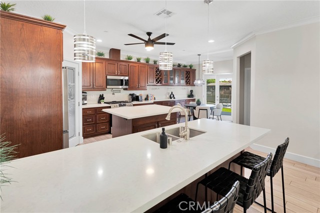 13699 Spring Valley Parkway, Victorville CA: https://media.crmls.org/medias/de5f8aaa-e639-439b-9711-e9e9884ba57d.jpg
