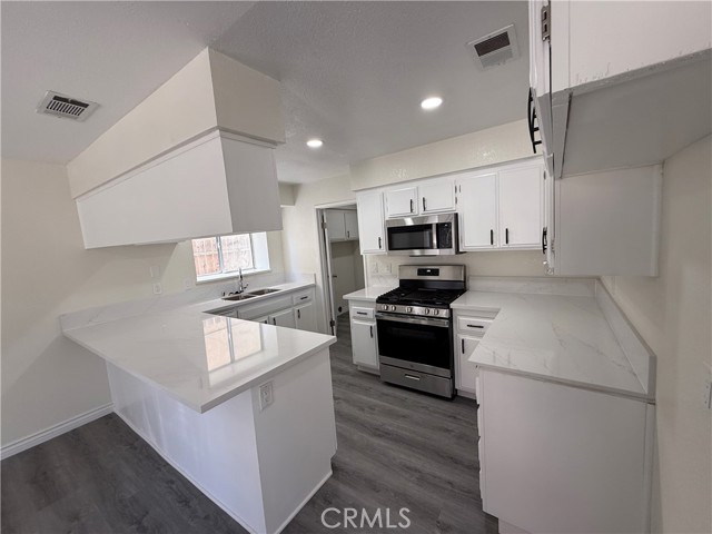 Detail Gallery Image 8 of 33 For 13577 Red Mahogany Dr, Moreno Valley,  CA 92553 - 3 Beds | 2/1 Baths