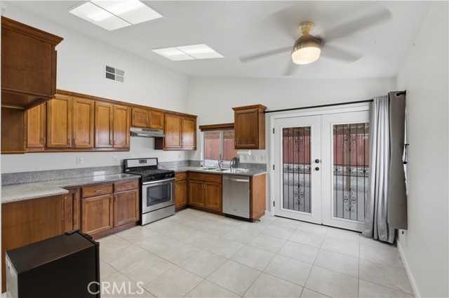 Detail Gallery Image 8 of 34 For 13628 Monterey Ct, Victorville,  CA 92392 - 3 Beds | 2 Baths