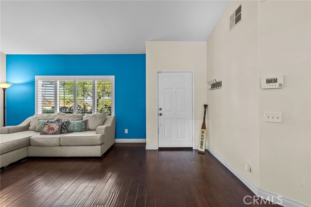 Detail Gallery Image 8 of 37 For 26515 Cresthaven Cir, Canyon Country,  CA 91351 - 3 Beds | 2 Baths