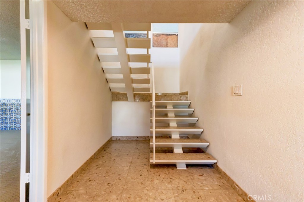 https://media.crmls.org/medias/de6e6fbc-7937-4e59-8a70-ab6b12abab74.jpg?preset=X-Large