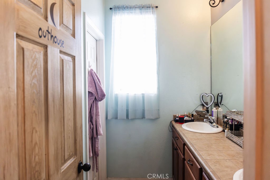https://media.crmls.org/medias/de6ec4ef-6399-4d4a-bbd6-d89a00bcc748.jpg?preset=X-Large