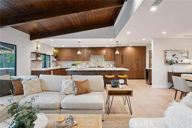 Detail Gallery Image 12 of 63 For 5960 Pat Ave, Woodland Hills,  CA 91367 - 4 Beds | 2/1 Baths