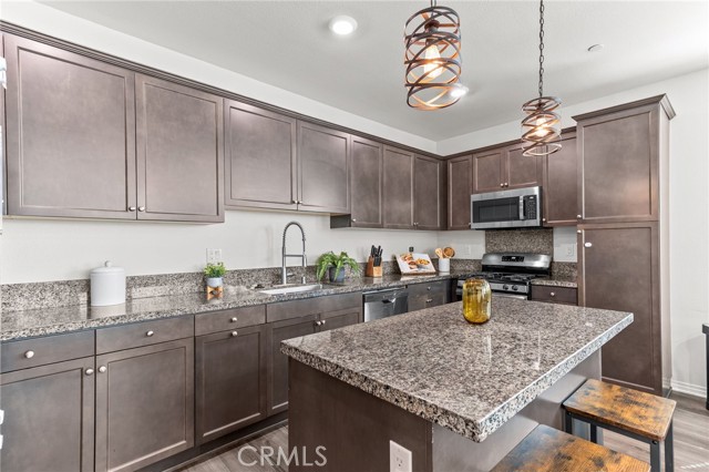 Detail Gallery Image 8 of 43 For 5873 Oatfield Ave, Corona,  CA 92880 - 3 Beds | 2/1 Baths