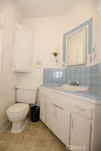 13006 Jefferson Avenue, Hawthorne CA: https://media.crmls.org/medias/de75c4b6-31dd-4c4c-9d3a-cb184ebeef22.jpg