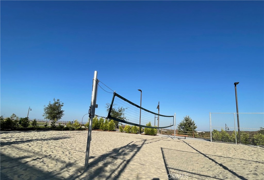 https://media.crmls.org/medias/de76d555-18ab-4460-a106-83b317e1d71c.jpg?preset=X-Large