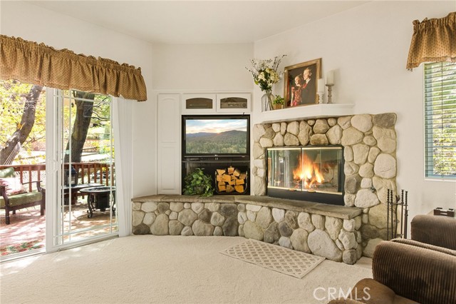 Detail Gallery Image 14 of 42 For 1383 Calgary Dr, Lake Arrowhead,  CA 92352 - 3 Beds | 3 Baths