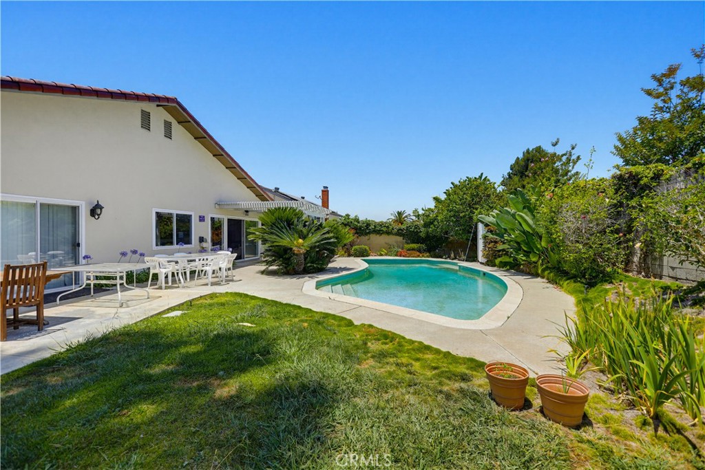 https://media.crmls.org/medias/de7ed58f-217d-4a44-898b-66b062409d08.jpg?preset=X-Large