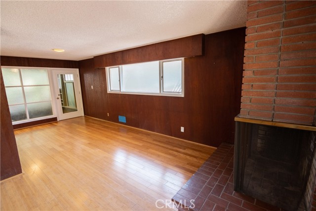 318 E Laurel Avenue, Sierra Madre CA: https://media.crmls.org/medias/de8232ff-0a76-40d7-abd4-8565d9823b59.jpg