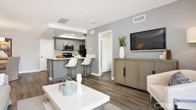 25191 Oak Canyon Lane, Lake Forest CA: https://media.crmls.org/medias/de8251ac-cfe8-424a-80a1-940c1a05392e.jpg