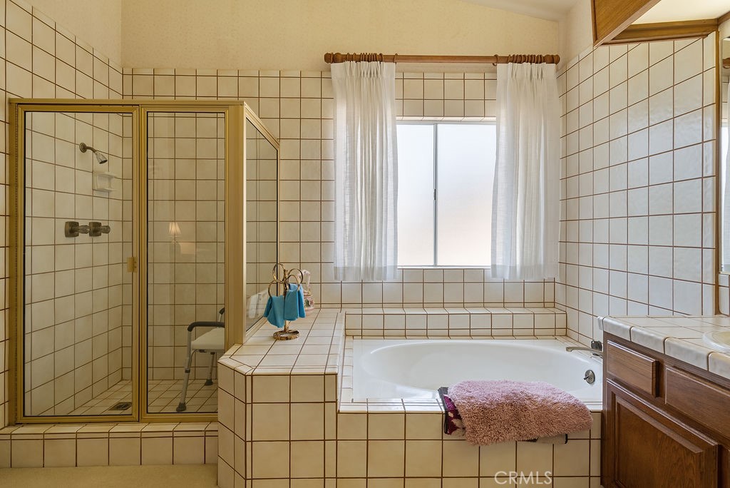 https://media.crmls.org/medias/de83958a-d194-4217-b415-9bb31b87da9f.jpg?preset=X-Large