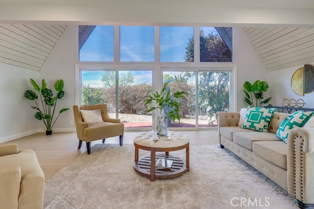 9754 Swinton Avenue, North Hills CA: https://media.crmls.org/medias/de8454e4-04e0-4ef4-acdb-a5fa202c9647.jpg