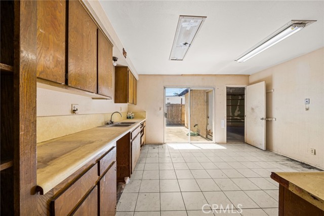13208 Florwood Avenue, Hawthorne CA: https://media.crmls.org/medias/de85a054-e7f5-4b30-94ab-d3e6a4679c4f.jpg