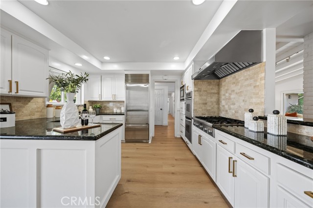 Detail Gallery Image 7 of 35 For 23000 Brenford Street, Woodland Hills,  CA 91364 - 4 Beds | 4 Baths