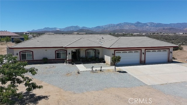 7445 Cedar Street, Phelan CA: https://media.crmls.org/medias/de86fda6-8198-436d-bd52-522a0d1a1e92.jpg