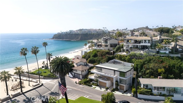 86 Emerald Bay, Laguna Beach CA: https://media.crmls.org/medias/de883d73-16fc-46bf-af93-9eeffc46fe27.jpg