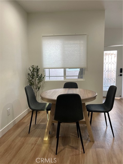 Dining area with extendable dining table