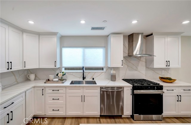 Detail Gallery Image 14 of 41 For 24250 Friar St, Woodland Hills,  CA 91367 - 4 Beds | 4 Baths