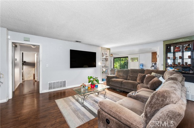4421 N Sunflower Avenue, Covina CA: https://media.crmls.org/medias/de9240fe-f461-48d2-ae67-64656e9c5131.jpg