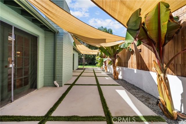 22232 Buena Ventura St, Woodland Hills CA: https://media.crmls.org/medias/de936e82-888a-4369-8b54-f39924ebb58e.jpg