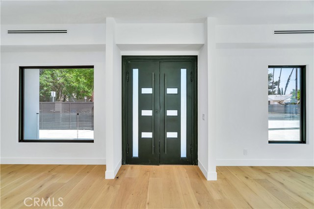 Detail Gallery Image 4 of 57 For 13838 Milbank St, Sherman Oaks,  CA 91423 - 4 Beds | 4 Baths