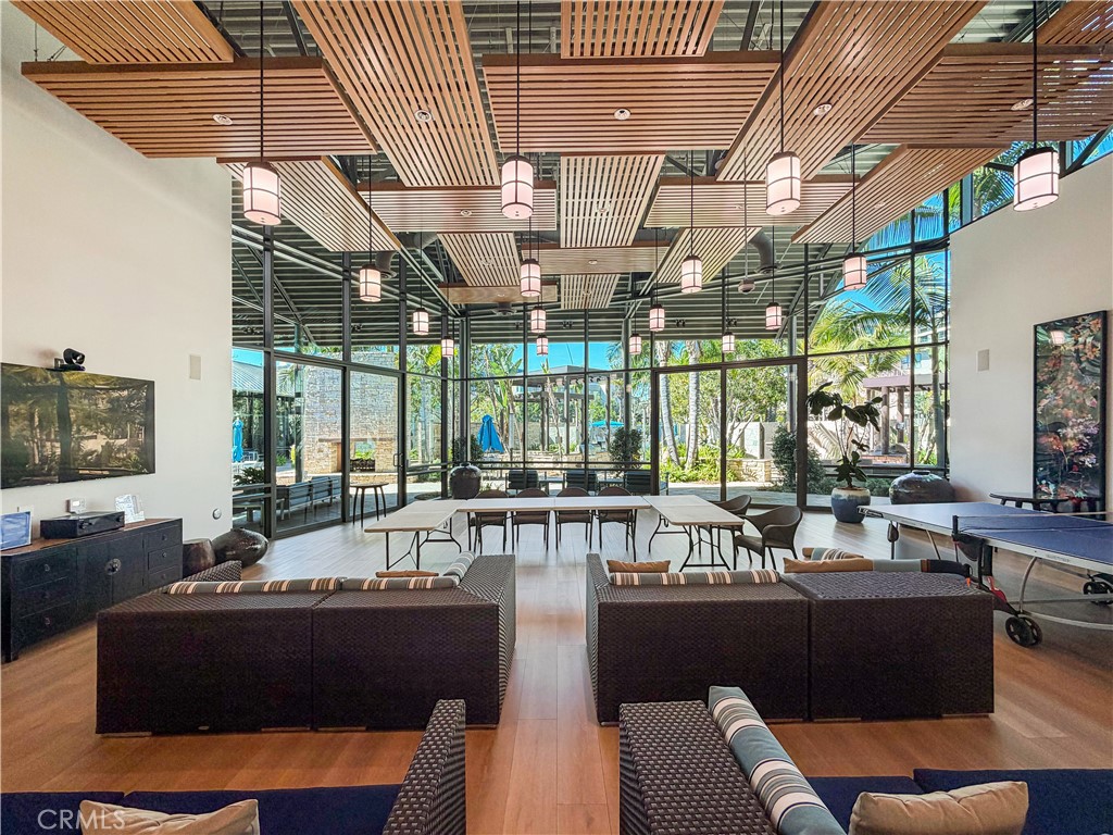 https://media.crmls.org/medias/de993289-7482-489f-8a64-4173cbb90efb.jpg?preset=X-Large