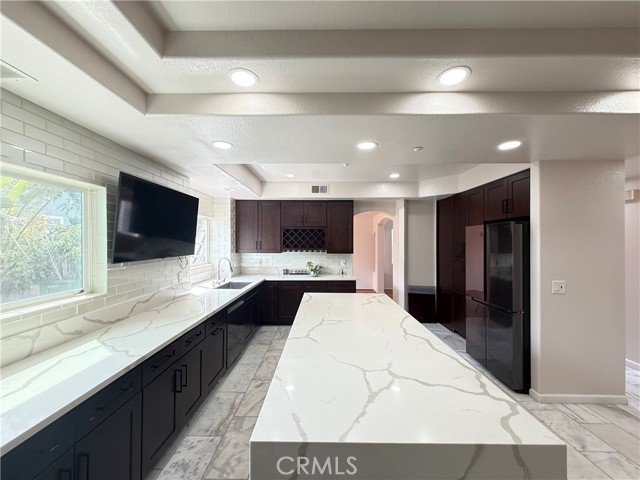 Detail Gallery Image 7 of 24 For 9030 Hayvenhurst Ave, North Hills,  CA 91343 - 4 Beds | 2/1 Baths