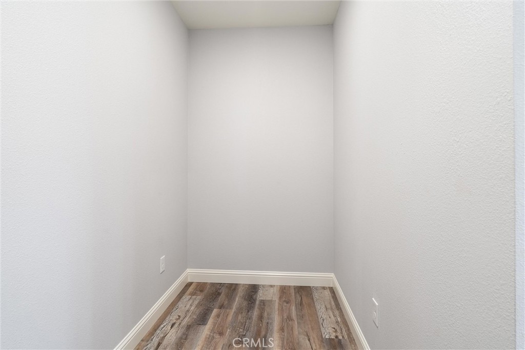 https://media.crmls.org/medias/de9bfa33-db9a-4065-92b1-88d12aa9e30e.jpg?preset=X-Large
