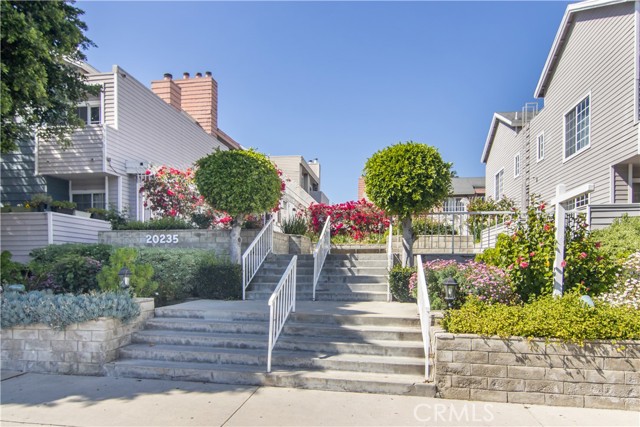 Detail Gallery Image 2 of 21 For 20235 Keswick St #102,  Winnetka,  CA 91306 - 2 Beds | 2 Baths
