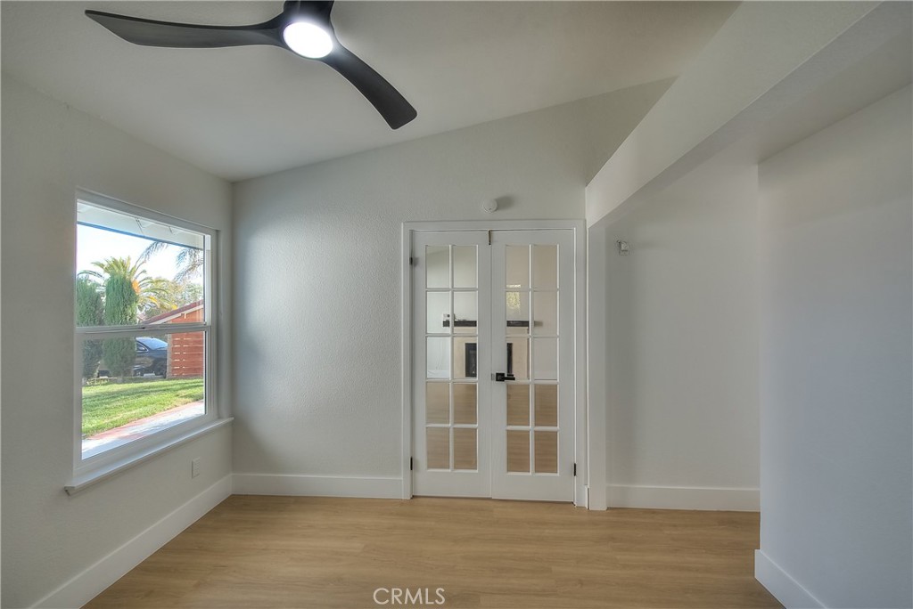 https://media.crmls.org/medias/de9c3e21-06f8-47f3-b121-9b72706c7997.jpg?preset=X-Large