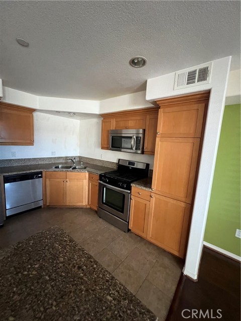 Detail Gallery Image 17 of 36 For 1401 Lomita Blvd #102,  Harbor City,  CA 90710 - 3 Beds | 2 Baths