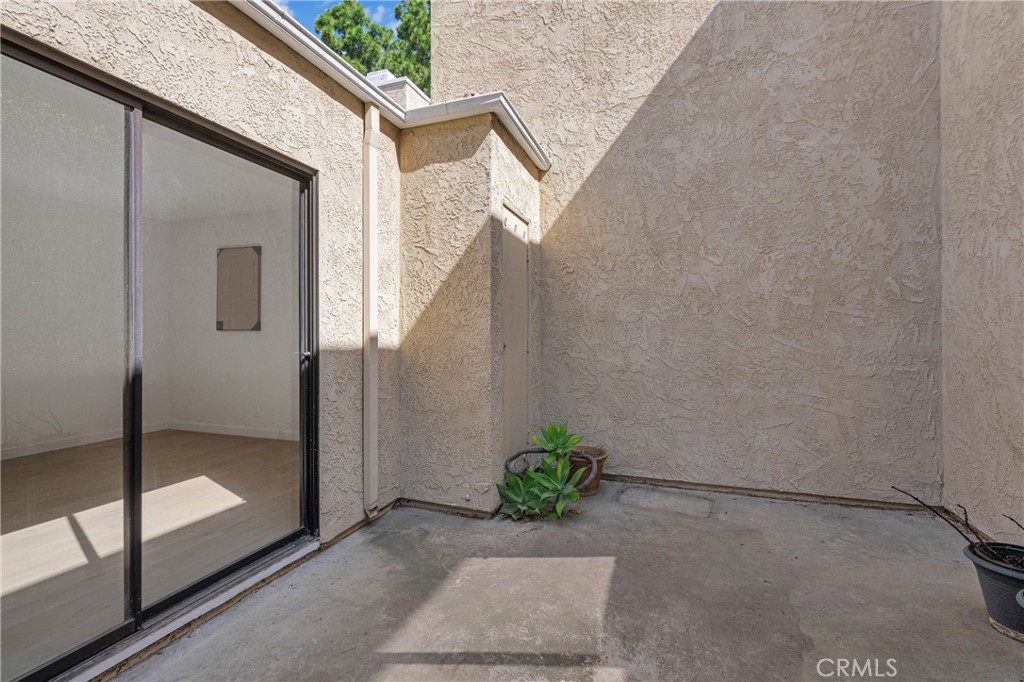 https://media.crmls.org/medias/de9e7a4b-1d64-435c-9b25-83e4099cacb1.jpg?preset=X-Large