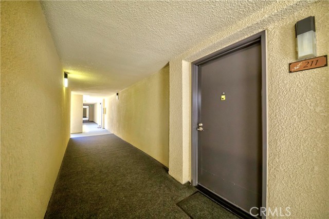 Detail Gallery Image 3 of 36 For 21450 Burbank Bld #211,  Woodland Hills,  CA 91367 - 2 Beds | 2 Baths