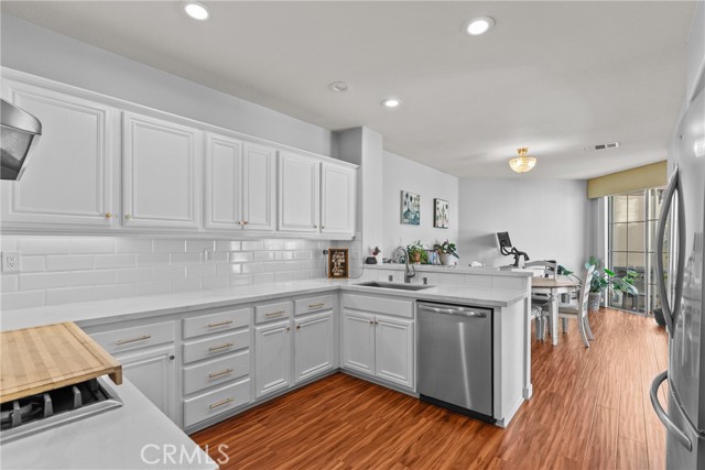 Detail Gallery Image 12 of 37 For 24714 Avignon Dr, Valencia,  CA 91355 - 3 Beds | 3 Baths